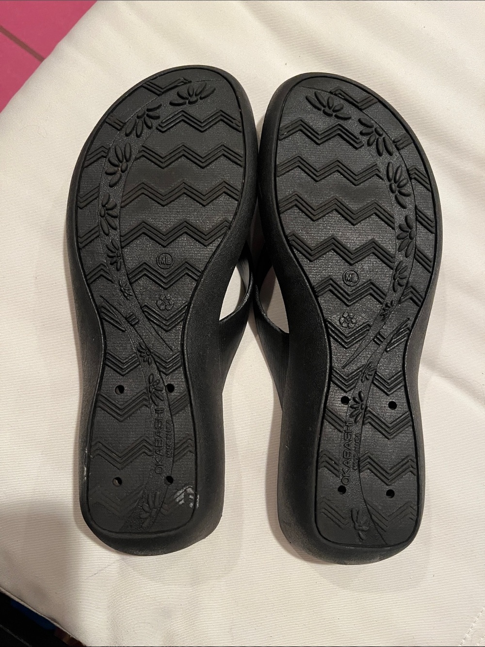 Aspire Black Women's Cushioned Thong Sandals size M/L - Picture 5 of 6